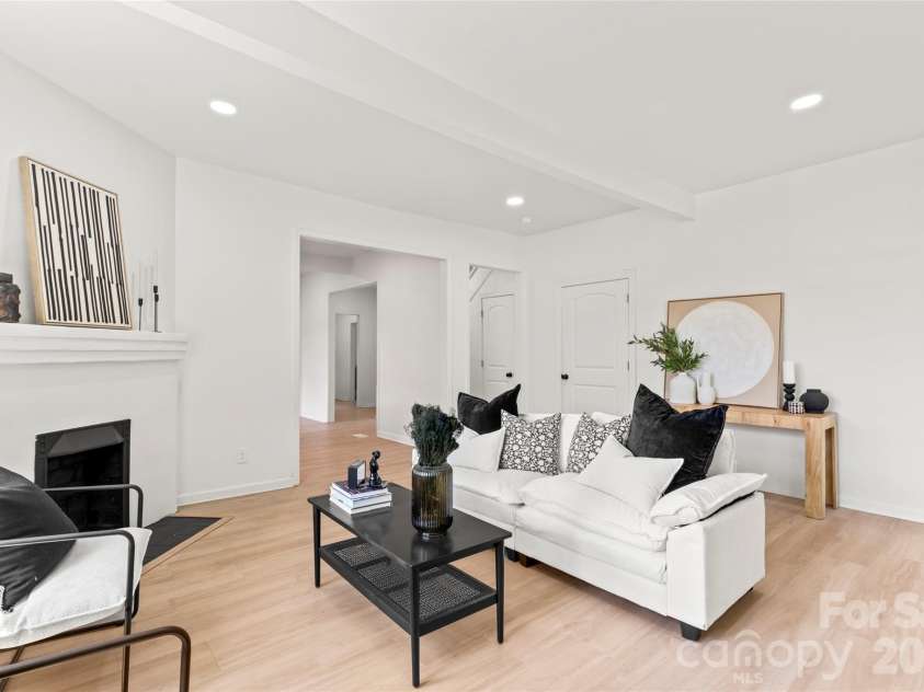 815 Second Avenue, Gastonia, NC 28054.  MLS# CAR4259204, YatesRealty ID 4215. Living Room