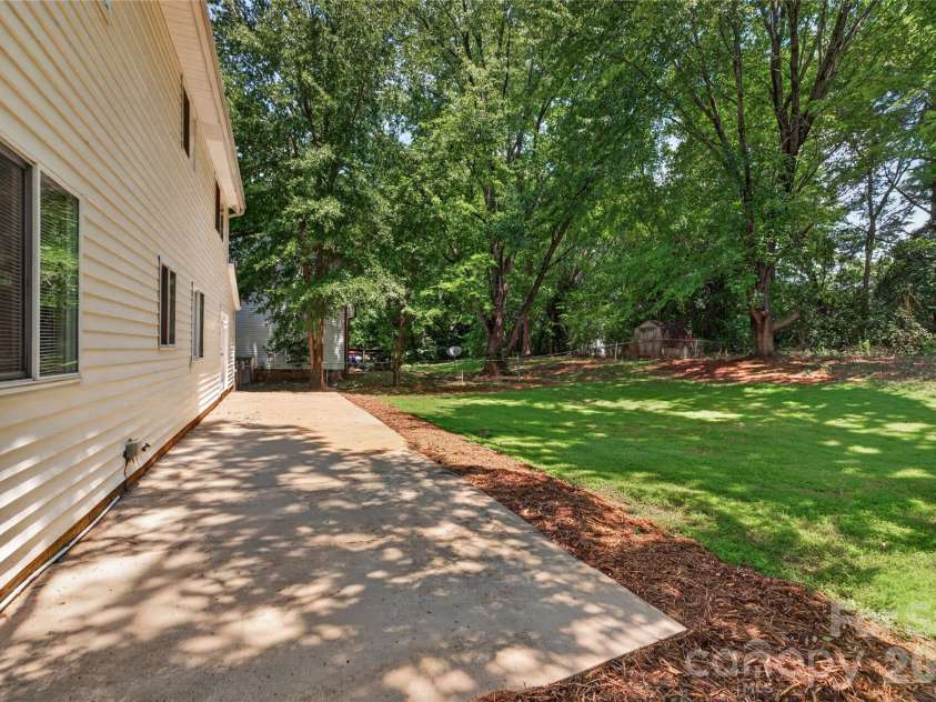 9524 Robert Burns Court, Charlotte, NC 28213.  MLS# CAR4411368, YatesRealty ID 42151. 