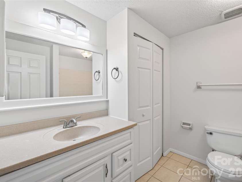 9524 Robert Burns Court, Charlotte, NC 28213.  MLS# CAR4411368, YatesRealty ID 42151. 