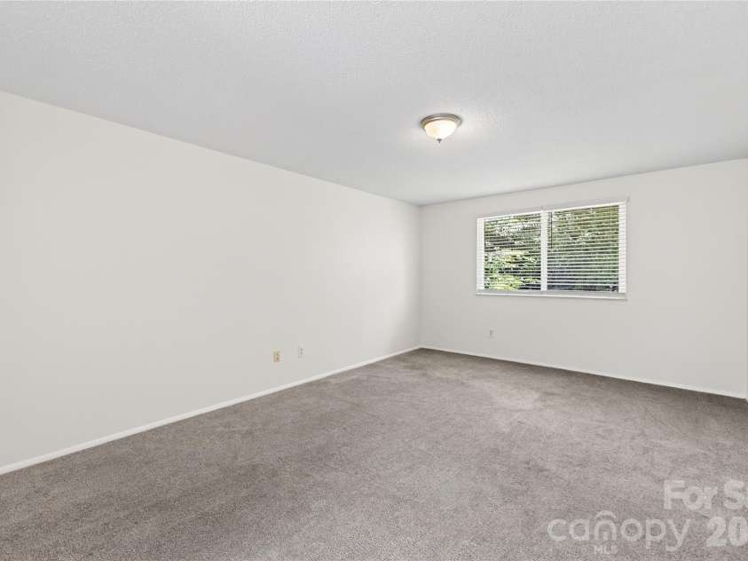 9524 Robert Burns Court, Charlotte, NC 28213.  MLS# CAR4411368, YatesRealty ID 42151. 