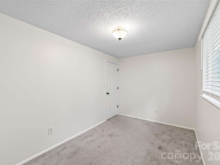 9524 Robert Burns Court, Charlotte, NC 28213.  MLS# CAR4411368, YatesRealty ID 42151. 