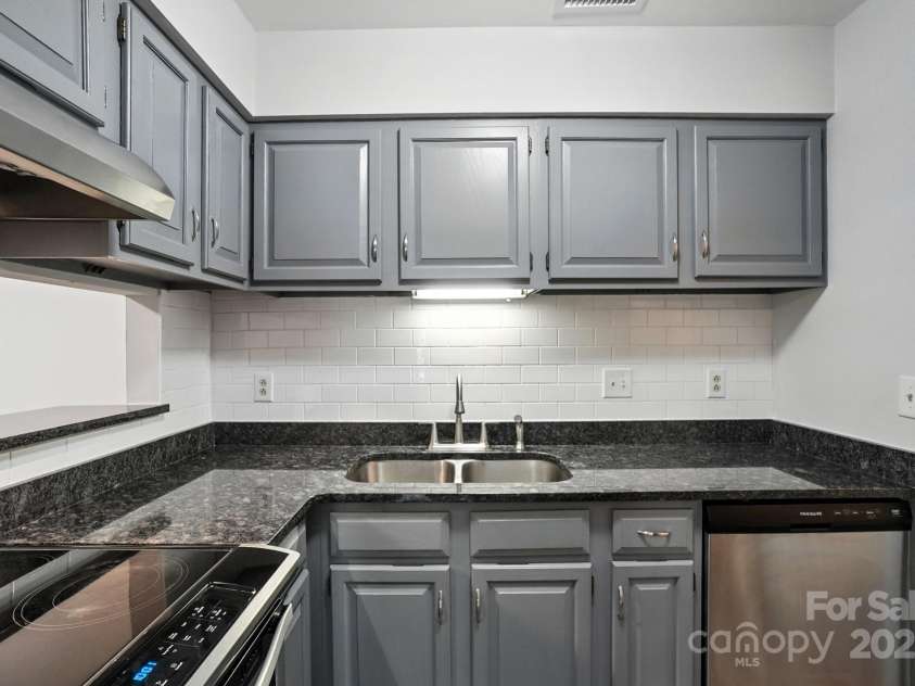1606 Sharon Road, Charlotte, NC 28210.  MLS# CAR4286350, YatesRealty ID 4216. 