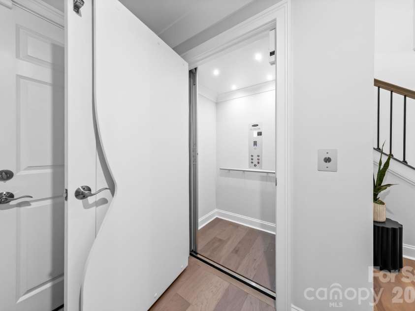 2525 Deacon Avenue, Charlotte, NC 28204.  MLS# CAR4381991, YatesRealty ID 42161. 