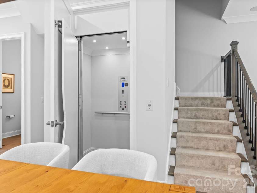 2525 Deacon Avenue, Charlotte, NC 28204.  MLS# CAR4381991, YatesRealty ID 42161. 