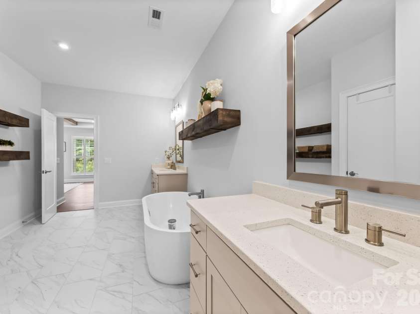 2525 Deacon Avenue, Charlotte, NC 28204.  MLS# CAR4381991, YatesRealty ID 42161. 