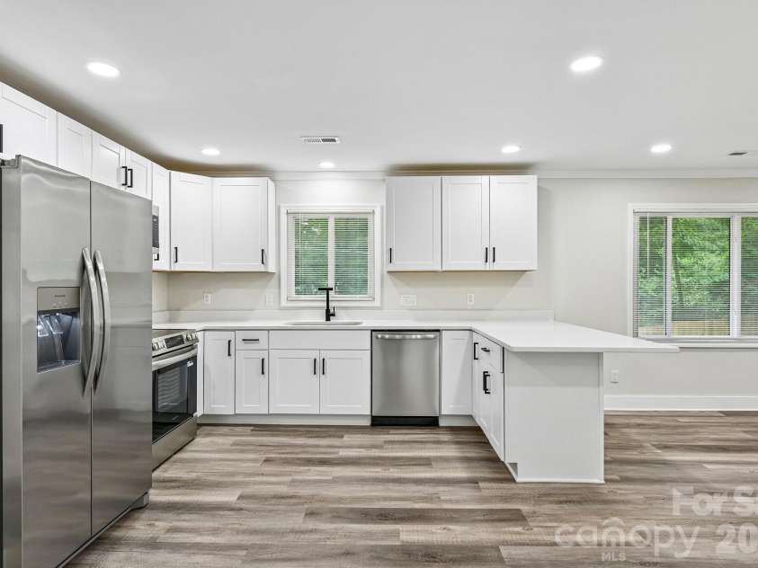 4022 Southgate Drive, Charlotte, NC 28205.  MLS# CAR4407108, YatesRealty ID 42162. 