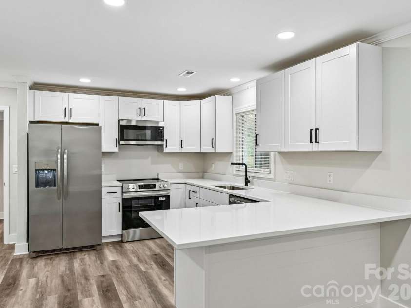 4022 Southgate Drive, Charlotte, NC 28205.  MLS# CAR4407108, YatesRealty ID 42162. 