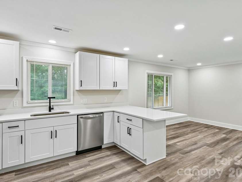 4022 Southgate Drive, Charlotte, NC 28205.  MLS# CAR4407108, YatesRealty ID 42162. 