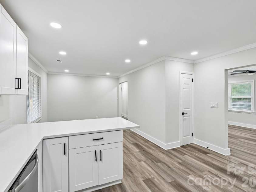 4022 Southgate Drive, Charlotte, NC 28205.  MLS# CAR4407108, YatesRealty ID 42162. 