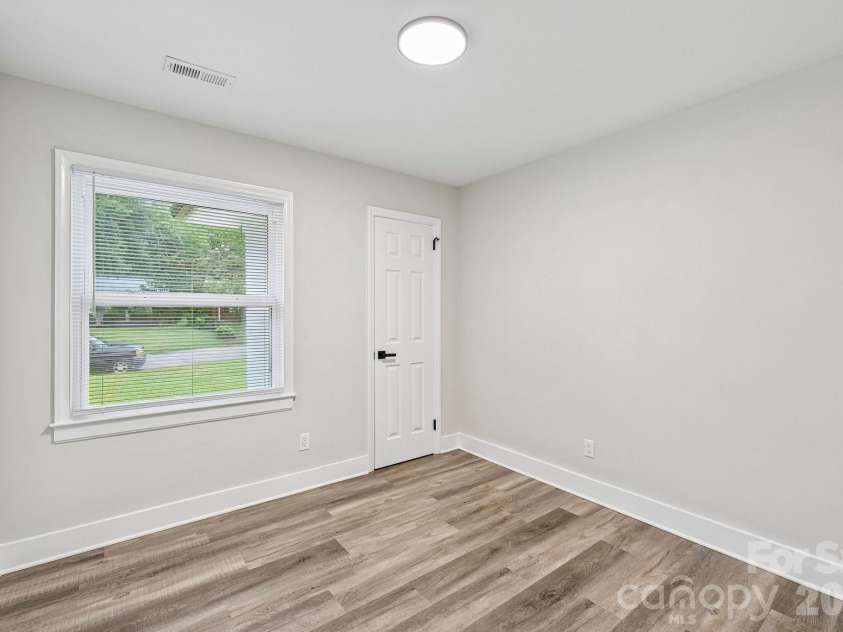 4022 Southgate Drive, Charlotte, NC 28205.  MLS# CAR4407108, YatesRealty ID 42162. 