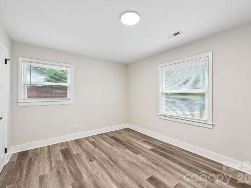 4022 Southgate Drive, Charlotte, NC 28205.  MLS# CAR4407108, YatesRealty ID 42162. 