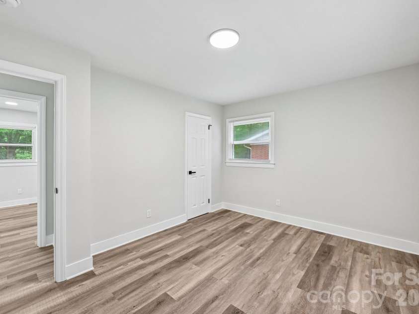 4022 Southgate Drive, Charlotte, NC 28205.  MLS# CAR4407108, YatesRealty ID 42162. 