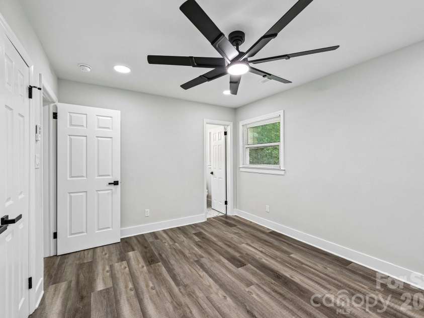 4022 Southgate Drive, Charlotte, NC 28205.  MLS# CAR4407108, YatesRealty ID 42162. 