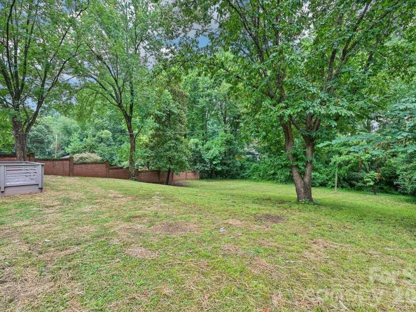 4022 Southgate Drive, Charlotte, NC 28205.  MLS# CAR4407108, YatesRealty ID 42162. 