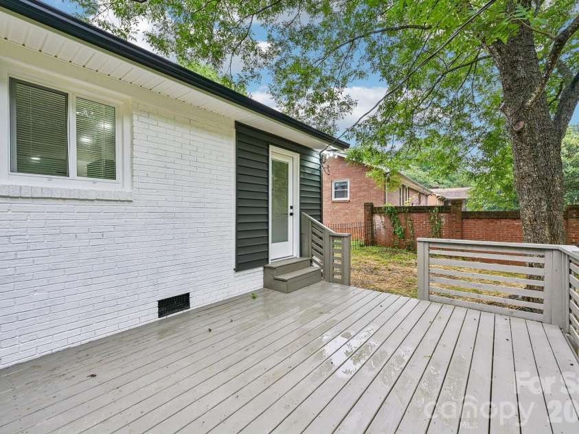 4022 Southgate Drive, Charlotte, NC 28205.  MLS# CAR4407108, YatesRealty ID 42162. 