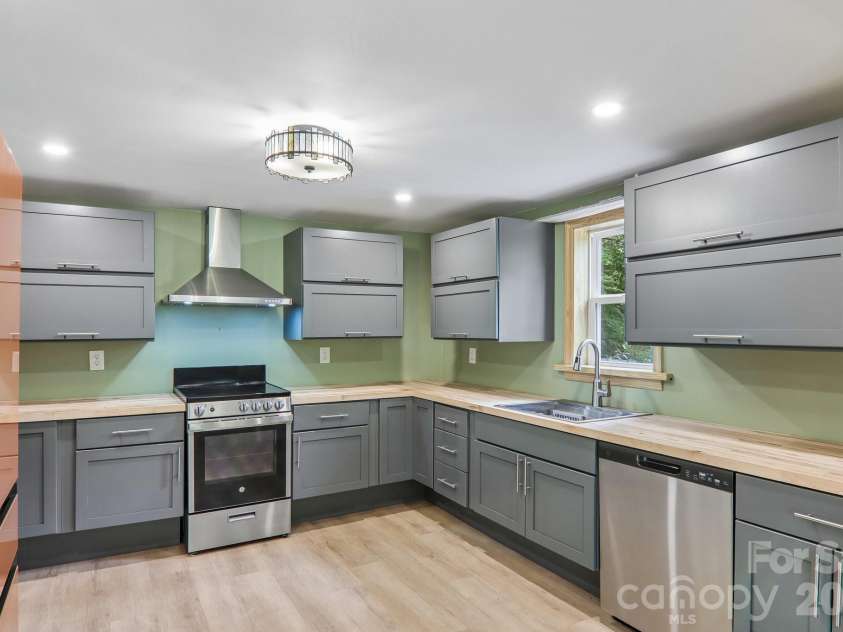 3 Frontier Court, Asheville, NC 28805.  MLS# CAR4403723, YatesRealty ID 42169. 