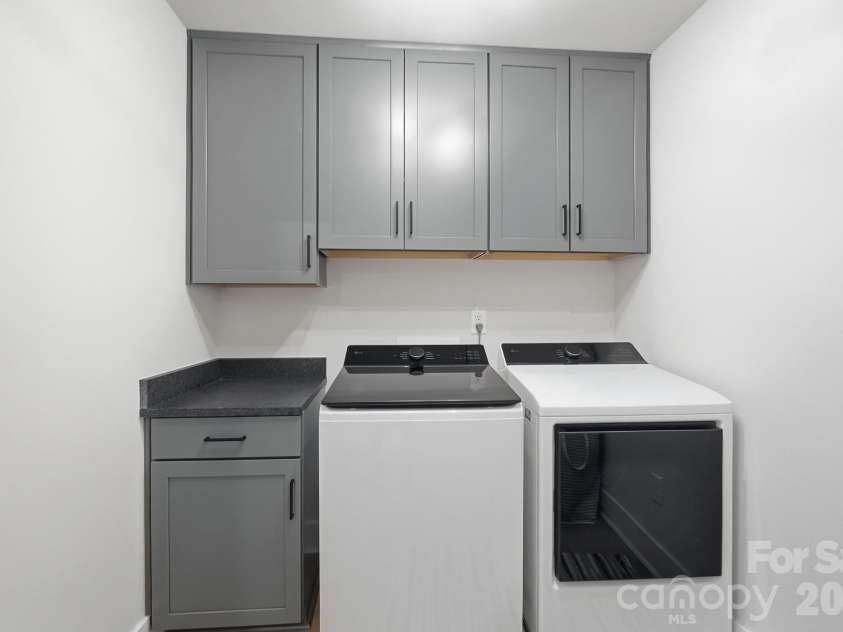 3041 Kinger Lane, Matthews, NC 28105.  MLS# CAR4408796, YatesRealty ID 42170. 