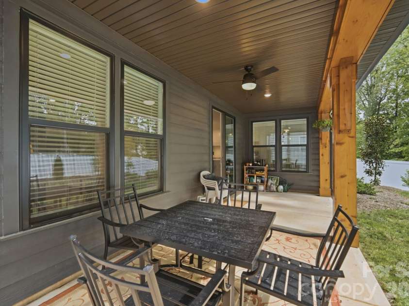3041 Kinger Lane, Matthews, NC 28105.  MLS# CAR4408796, YatesRealty ID 42170. 