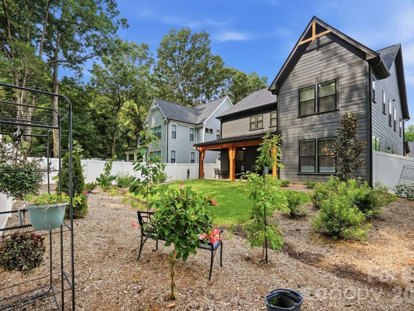 3041 Kinger Lane, Matthews, NC 28105.  MLS# CAR4408796, YatesRealty ID 42170. 