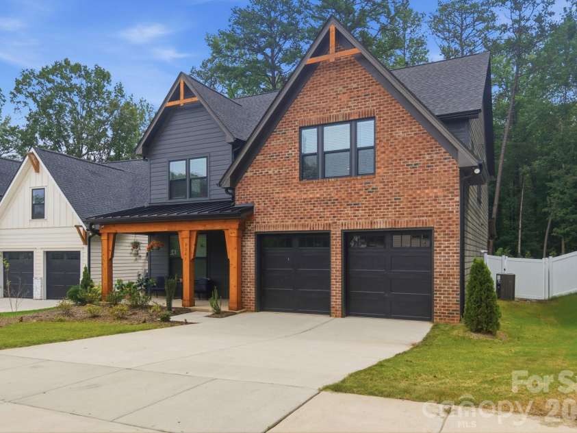 3041 Kinger Lane, Matthews, NC 28105.  MLS# CAR4408796, YatesRealty ID 42170. 