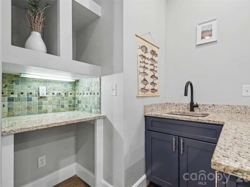 303 Sylvania Avenue, Charlotte, NC 28206.  MLS# CAR4408762, YatesRealty ID 42171. 