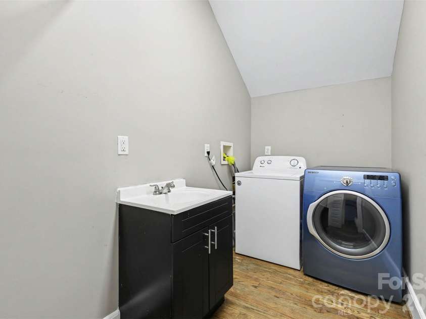 303 Sylvania Avenue, Charlotte, NC 28206.  MLS# CAR4408762, YatesRealty ID 42171. 