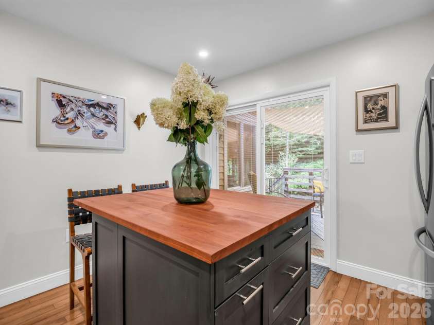 103 Shadowbrook Drive, Asheville, NC 28805.  MLS# CAR4407884, YatesRealty ID 42172. 