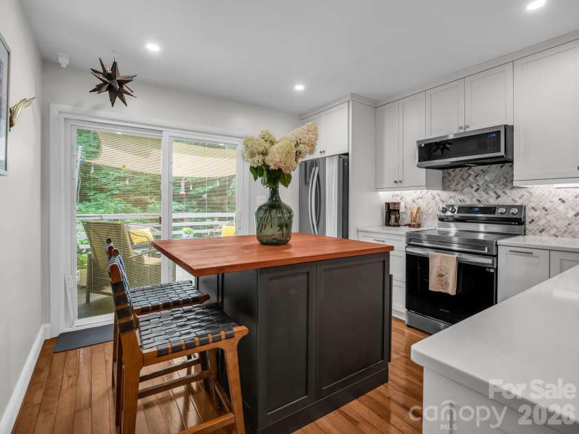 103 Shadowbrook Drive, Asheville, NC 28805.  MLS# CAR4407884, YatesRealty ID 42172. 