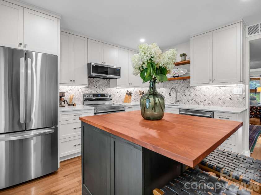 103 Shadowbrook Drive, Asheville, NC 28805.  MLS# CAR4407884, YatesRealty ID 42172. 