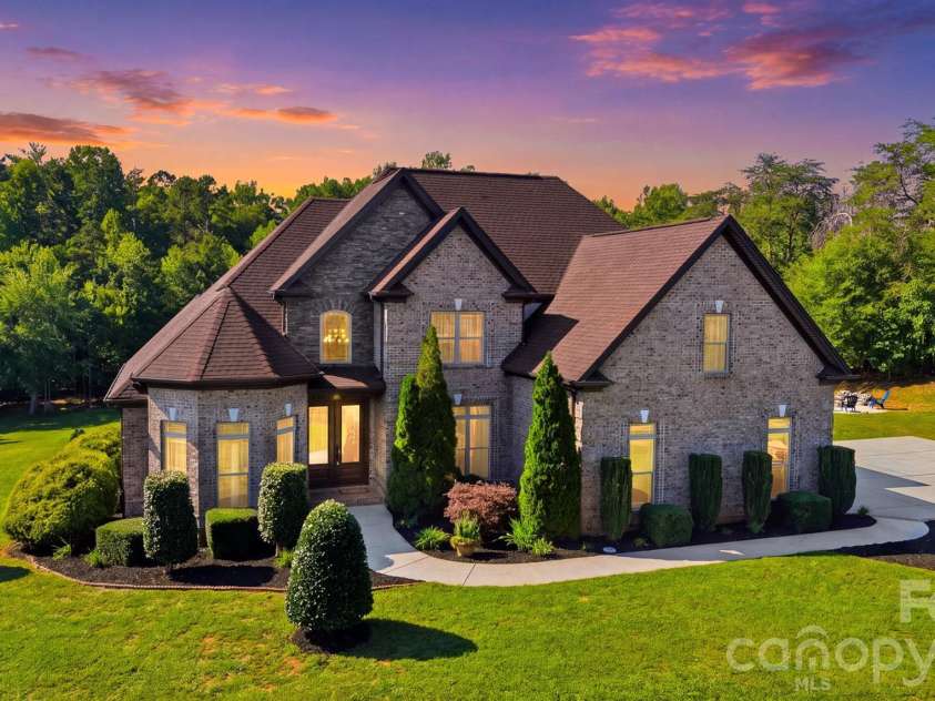 8040 Young Road, Hickory, NC 28602.  MLS# CAR4410326, YatesRealty ID 42175. 