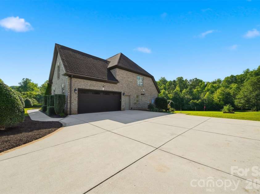8040 Young Road, Hickory, NC 28602.  MLS# CAR4410326, YatesRealty ID 42175. 