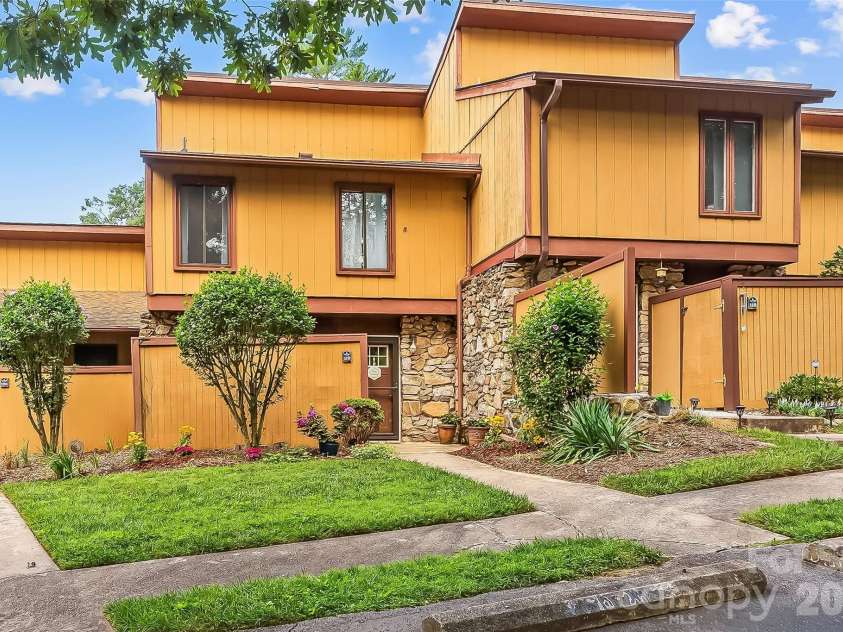 119 Colony Drive, Arden, NC 28704.  MLS# CAR4408014, YatesRealty ID 42177. 119 Colony Drive