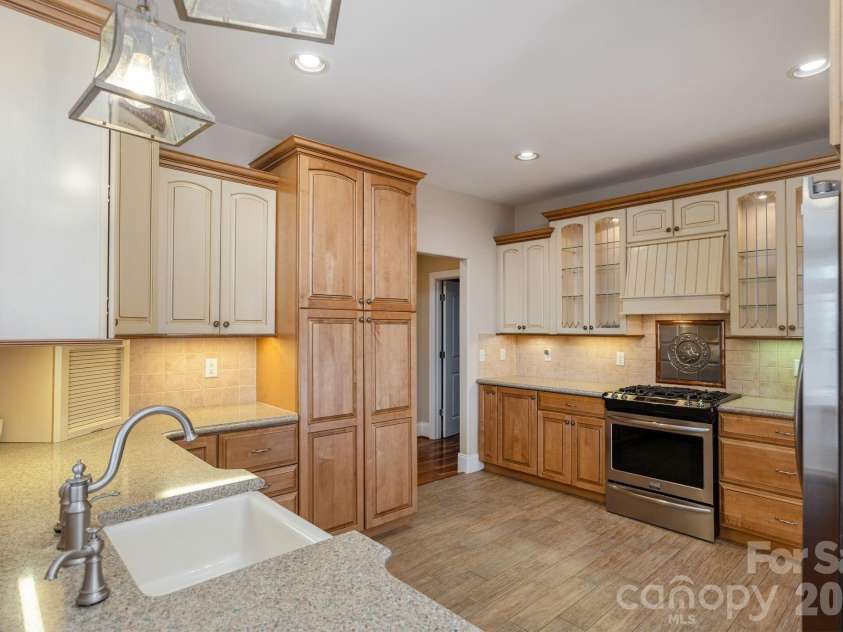 16 WINTERBERRY Drive, Hendersonville, NC 28739.  MLS# CAR4343974, YatesRealty ID 4218. 