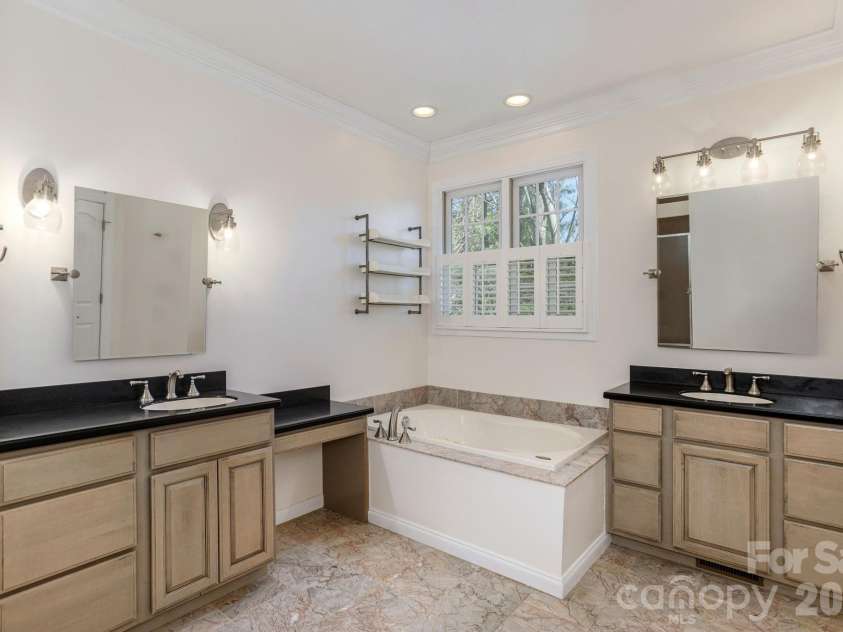 16 WINTERBERRY Drive, Hendersonville, NC 28739.  MLS# CAR4343974, YatesRealty ID 4218. 