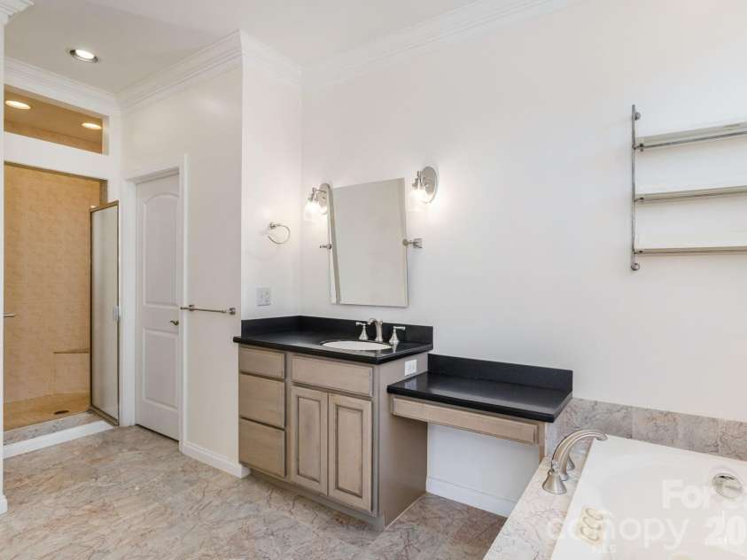 16 WINTERBERRY Drive, Hendersonville, NC 28739.  MLS# CAR4343974, YatesRealty ID 4218. 