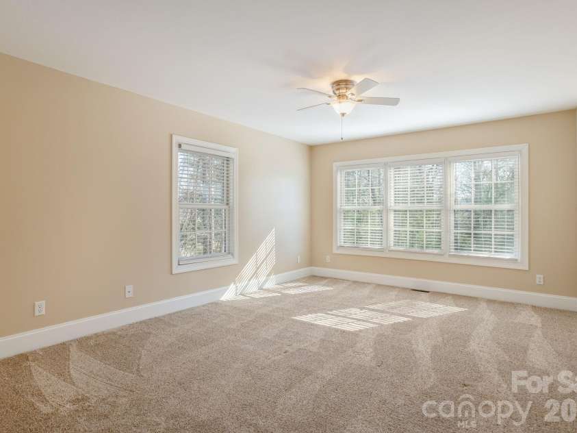 16 WINTERBERRY Drive, Hendersonville, NC 28739.  MLS# CAR4343974, YatesRealty ID 4218. 