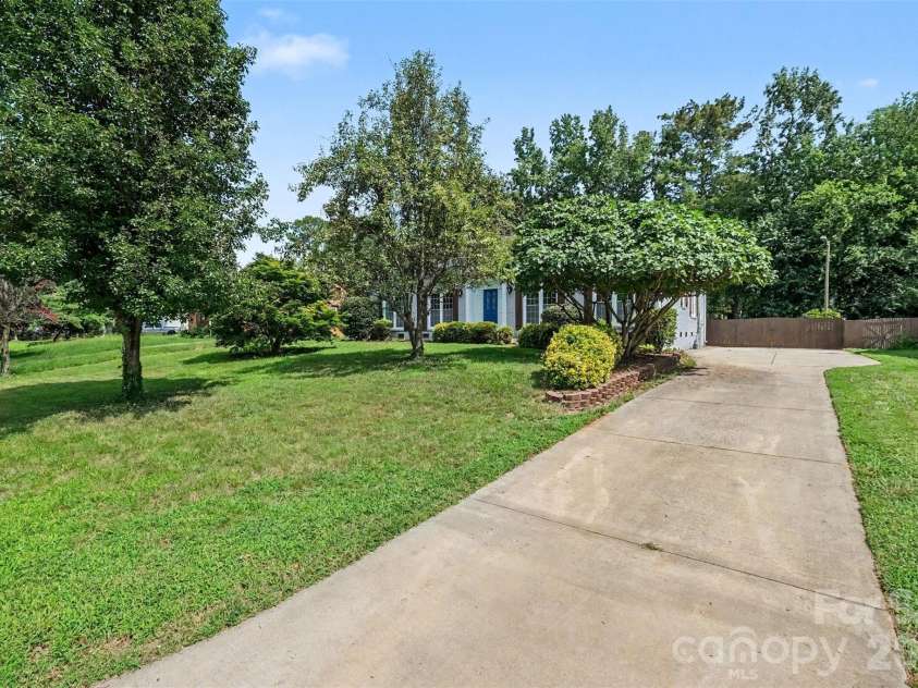 5734 Faulconbridge Road, Charlotte, NC 28227.  MLS# CAR4411161, YatesRealty ID 42181. 