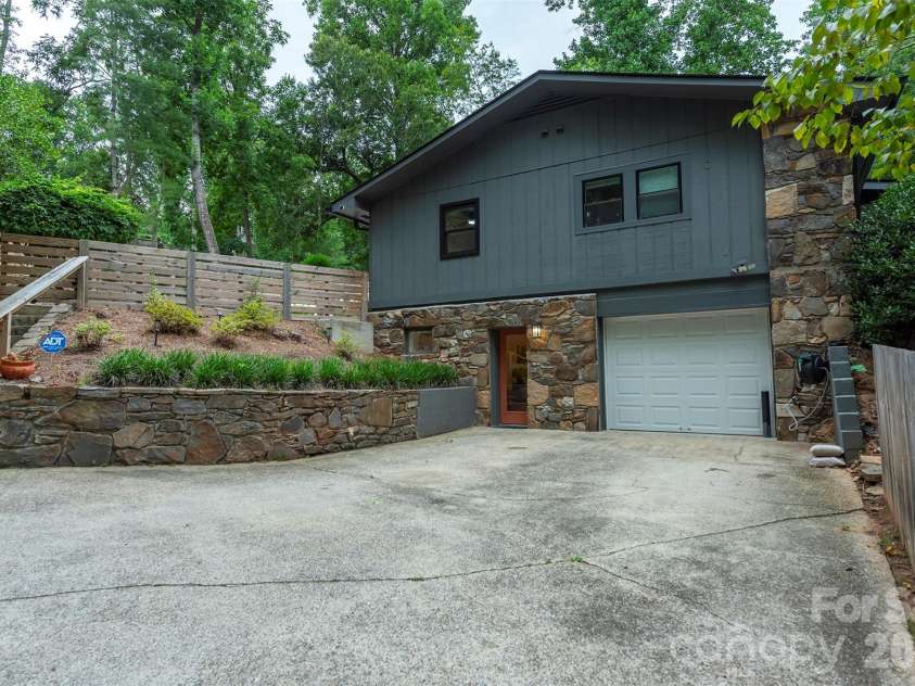 53 Vanderbilt Terrace, Asheville, NC 28806.  MLS# CAR4404446, YatesRealty ID 42186. 