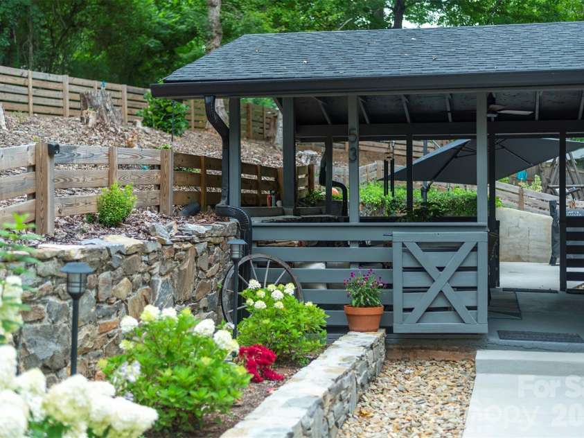 53 Vanderbilt Terrace, Asheville, NC 28806.  MLS# CAR4404446, YatesRealty ID 42186. 