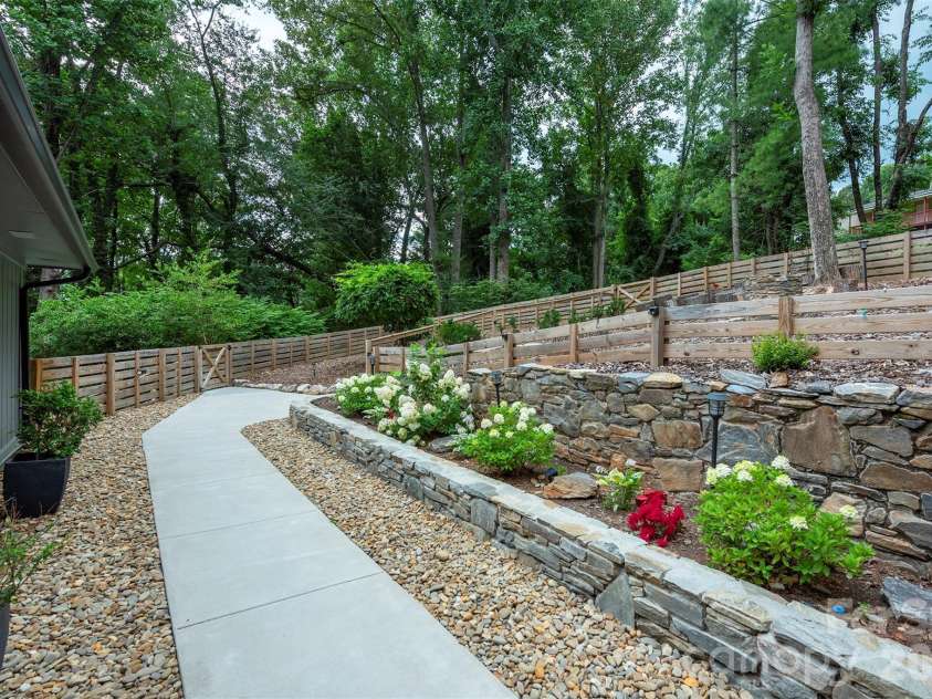 53 Vanderbilt Terrace, Asheville, NC 28806.  MLS# CAR4404446, YatesRealty ID 42186. 