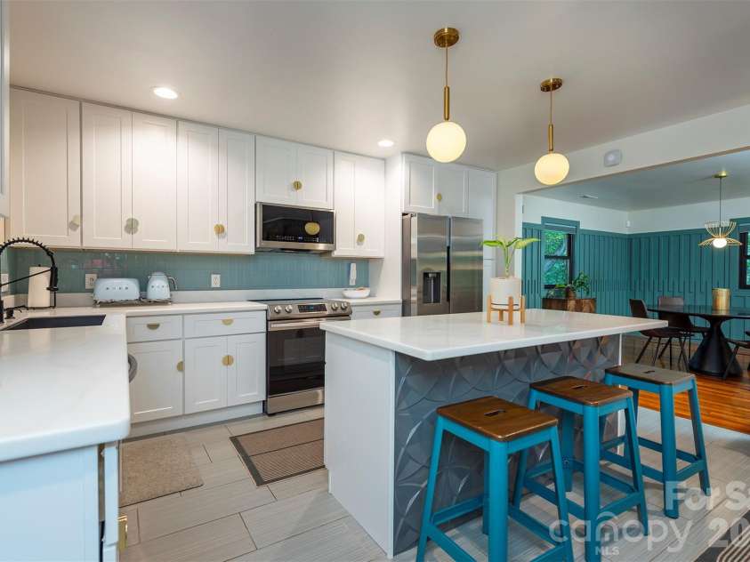 53 Vanderbilt Terrace, Asheville, NC 28806.  MLS# CAR4404446, YatesRealty ID 42186. 