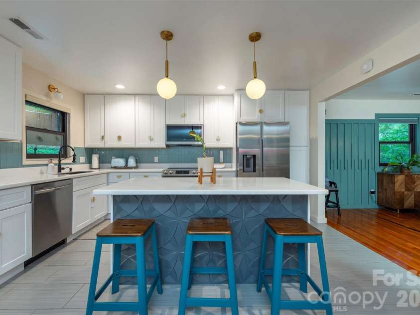 53 Vanderbilt Terrace, Asheville, NC 28806.  MLS# CAR4404446, YatesRealty ID 42186. 