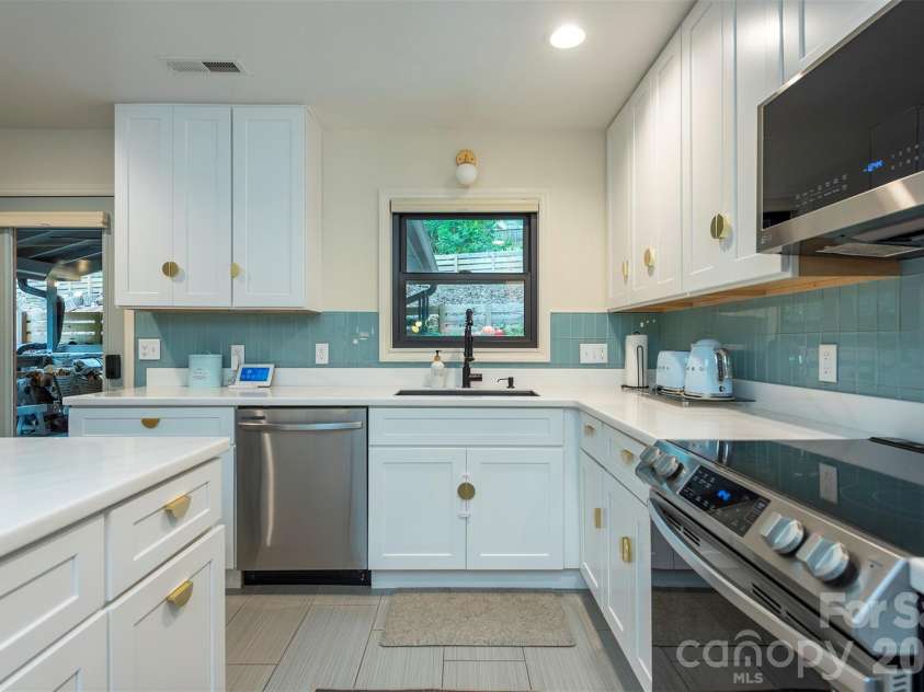 53 Vanderbilt Terrace, Asheville, NC 28806.  MLS# CAR4404446, YatesRealty ID 42186. 