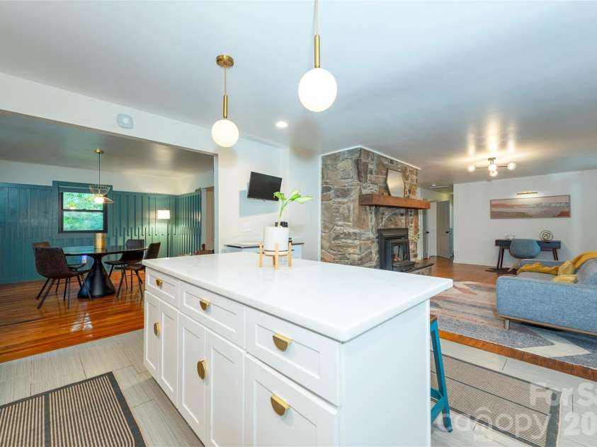 53 Vanderbilt Terrace, Asheville, NC 28806.  MLS# CAR4404446, YatesRealty ID 42186. 
