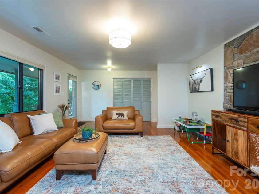 53 Vanderbilt Terrace, Asheville, NC 28806.  MLS# CAR4404446, YatesRealty ID 42186. 