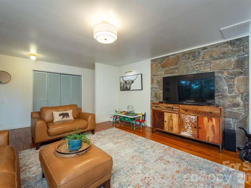 53 Vanderbilt Terrace, Asheville, NC 28806.  MLS# CAR4404446, YatesRealty ID 42186. 