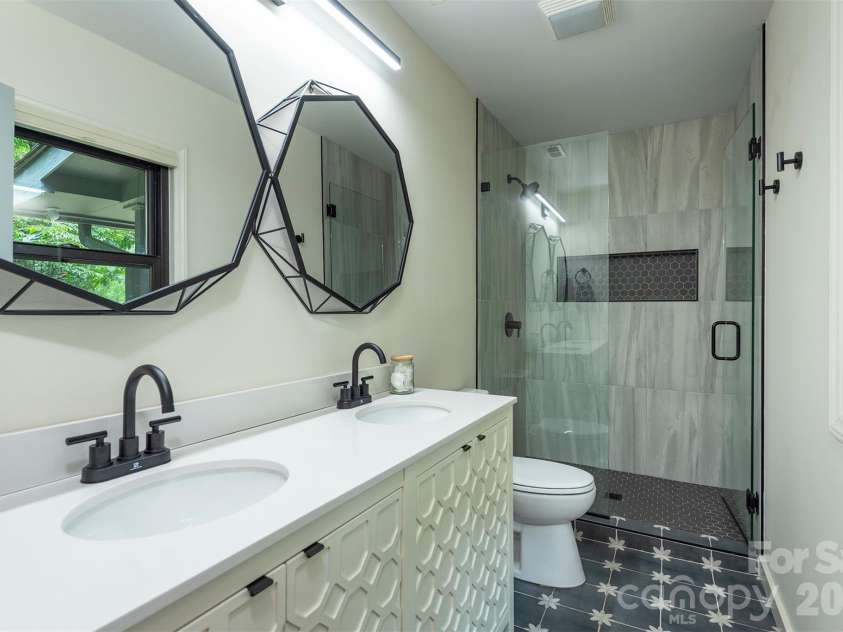 53 Vanderbilt Terrace, Asheville, NC 28806.  MLS# CAR4404446, YatesRealty ID 42186. 