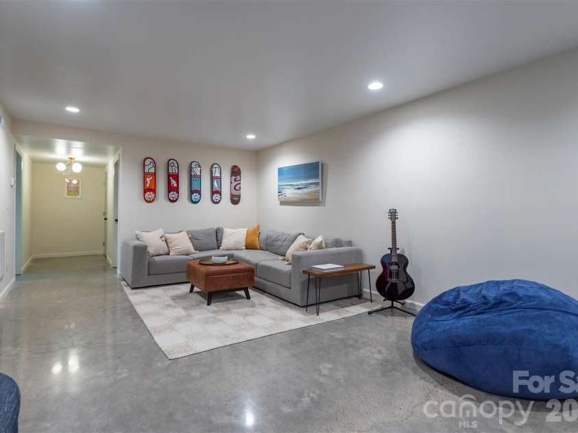 53 Vanderbilt Terrace, Asheville, NC 28806.  MLS# CAR4404446, YatesRealty ID 42186. 