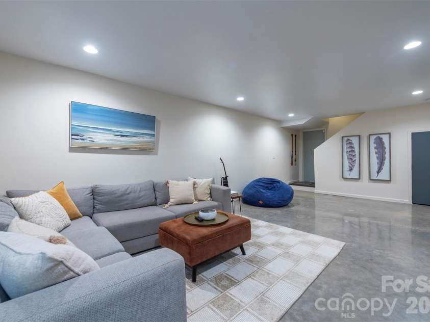 53 Vanderbilt Terrace, Asheville, NC 28806.  MLS# CAR4404446, YatesRealty ID 42186. 