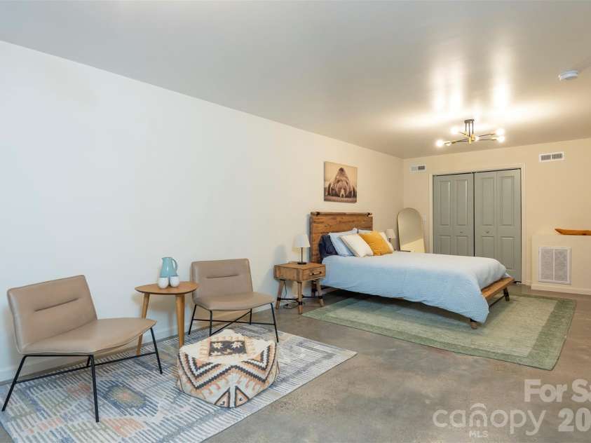53 Vanderbilt Terrace, Asheville, NC 28806.  MLS# CAR4404446, YatesRealty ID 42186. 